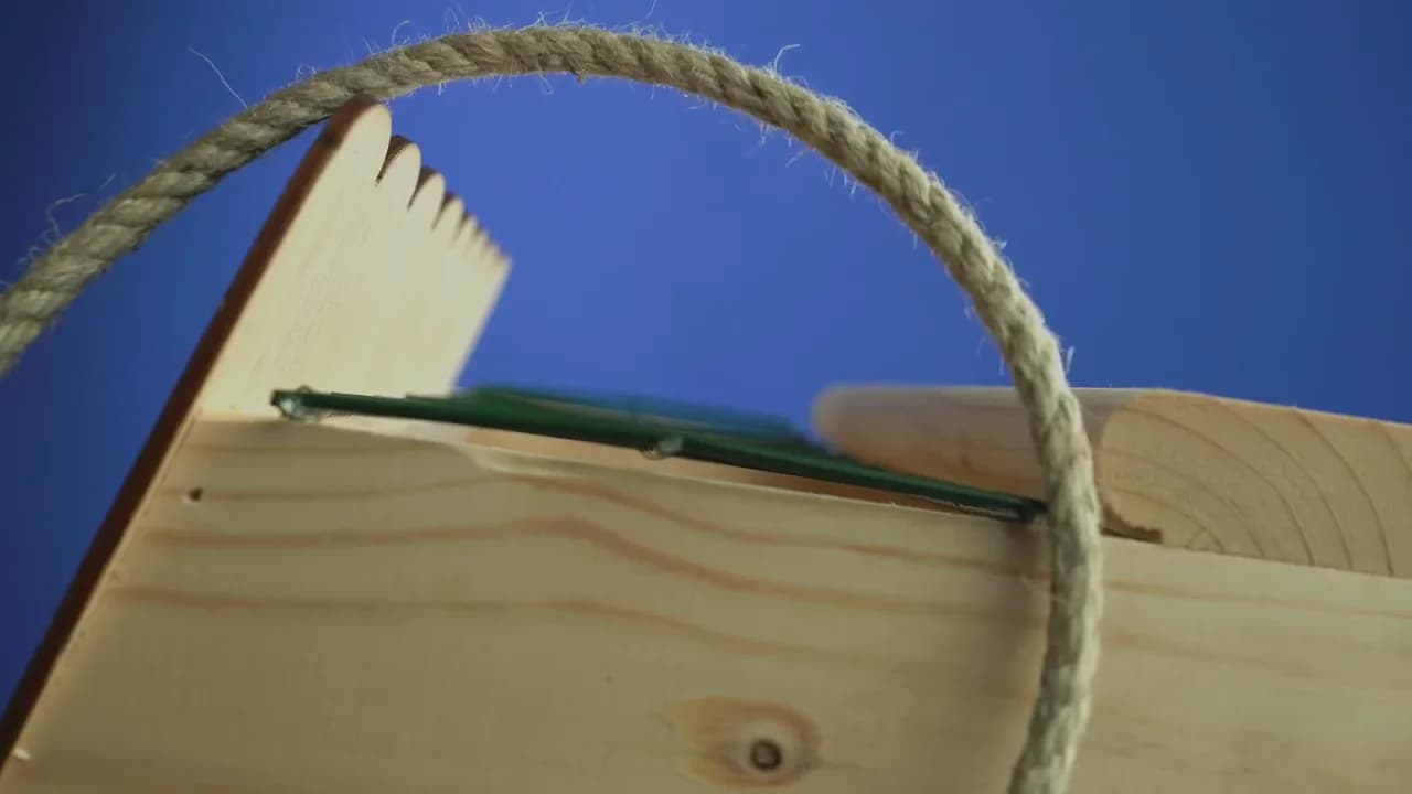 Кадр из видео: Кормушка из дерева от Арт Кормушки! Особенность конструкции, долговечность и удобство!