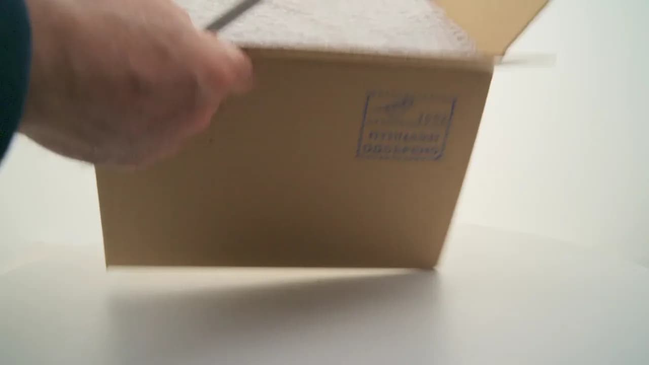 Кадр из видео: Набор кормильца птиц ПИТАТЕЛЬНЫЙ - комплект из оконной кормушки Птаха 333 и 18 ти шариков трёх видов